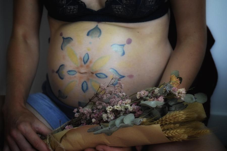 Ventre peint de fleurs, avec un bouquet de fleurs séchées
