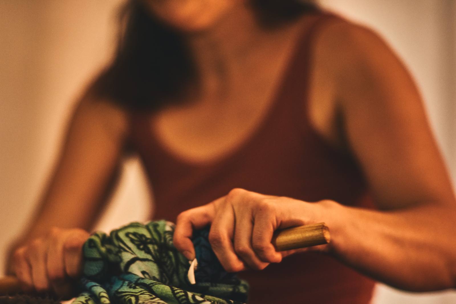 Les mains d'Andréa nouent une écharpe rebozo avec un bâton