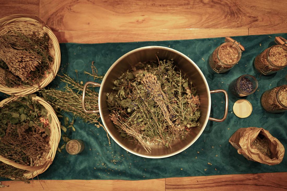 La marmite de plantes médicinales, les paniers d'herbes et les bocaux préparés pour le bain du soin rebozo